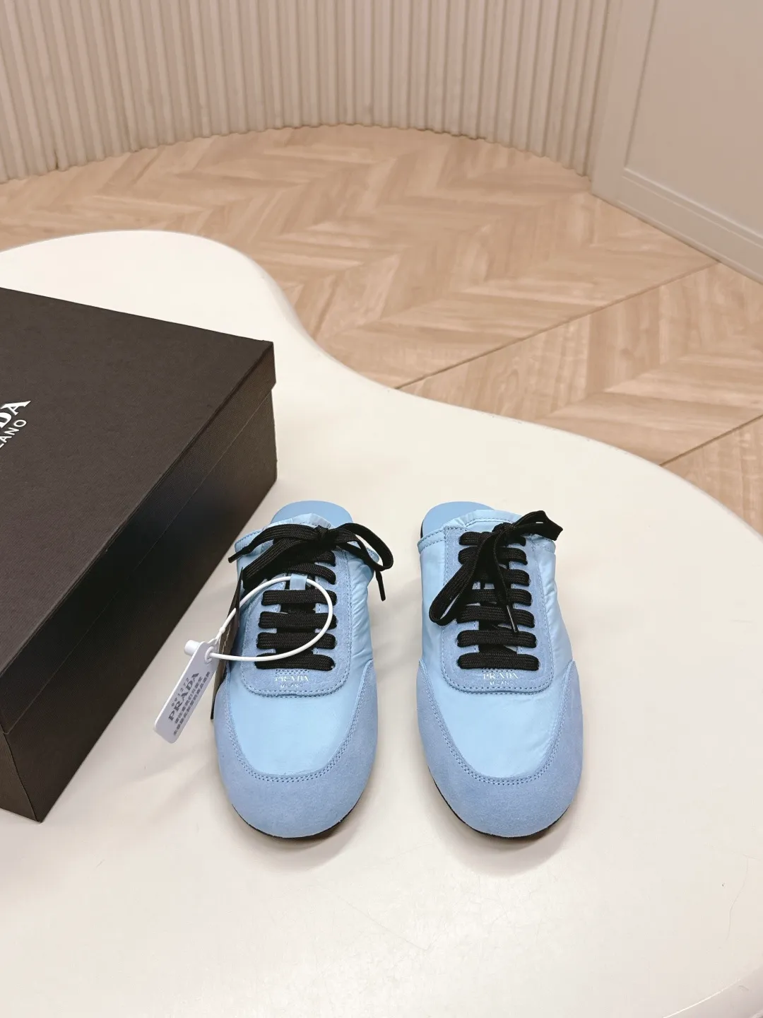 👟👟Ex-factory price 480👟👟 New color half-flop Prada Collapse recycled nylon and suede leather stretch half-flop 2025 spring and summer latest catwalk model Forrest Gump slippers Fashion item thin casual slippers This extremely lightweight sports shoe is made of recycled nylon and suede leather to create a three-dimensional shoe shape. The mixed materials highlight Prada's sports style and exquisite craftsmanship soul. The flat bottom design and elastic side cuffs make it easy to put on and take off with ease. The upper is decorated with a screen-printed logo ● Thin rubber sole · Removable leather insole upper, a casual shoe that is light, easy to wear and practical, with an original molded rubber outsole! Encounter a variety of colors combined with Forrest Gump shapes and iconic details such as Prada regenerated nylon to interpret a new style. Size: Women’s size. 35～39# 40.41